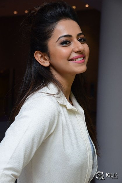 Rakul-Preet-Singh-at-Sarrainodu-Movie-Success-Meet